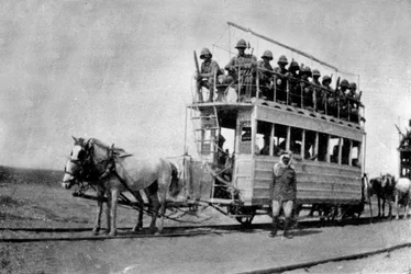 Von Pferden gezogene Straßenbahn auf dem Weg nach Kut